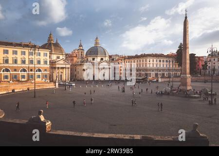 Rom, Italien - 28. August 2023: Moody, atmosphärische Stadtlandschaft mit Blick auf barocke Kirchen und Obelisken auf dem beliebten touristischen Wahrzeichen Piazza del Popolo i. Stockfoto