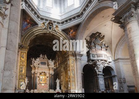 Römisch-katholische Kirche im Inneren der Barockkapelle Basilica Parrocchiale Santa Maria del Popolo an der Piazza del Popolo in Rom, Italien. Stockfoto