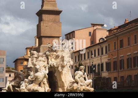 Nahaufnahme von Berninis barockem Brunnen der vier Flüsse auf der Piazza Navona, einem beliebten touristischen Wahrzeichen in der historischen Altstadt von Rom Stockfoto