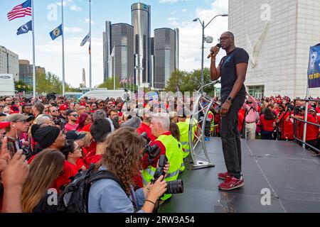 Detroit, Michigan, USA. September 2023. Mitglieder der United Auto Workers versammelten sich und marschierten dann am Hauptquartier von General Motors vorbei, um den Streik der UAW gegen Ford, Stellantis und GM zu unterstützen. Michigan Lt. Governor Garlin Gilchrist spricht bei der Kundgebung. Quelle: Jim West/Alamy Live News Stockfoto