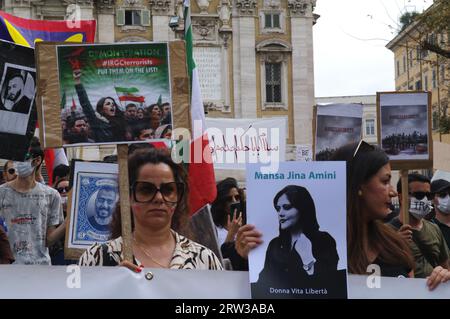 Rom, Italien. September 2023. Iranische Aktivisten markieren ein Jahr seit dem Tod von Mahsa Amini, Rom, Italien, am 16. September 2023. Amini, 22 Jahre alt, starb am 16. September 2022 in Teheran, während er von der Moralpolizei inhaftiert wurde. (Foto: Elisa Gestri/SIPA USA) Credit: SIPA USA/Alamy Live News Stockfoto