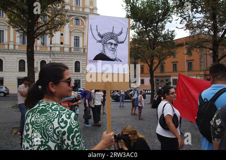 Rom, Italien. September 2023. Iranische Aktivisten markieren ein Jahr seit dem Tod von Mahsa Amini, Rom, Italien, am 16. September 2023. Amini, 22 Jahre alt, starb am 16. September 2022 in Teheran, während er von der Moralpolizei inhaftiert wurde. (Foto: Elisa Gestri/SIPA USA) Credit: SIPA USA/Alamy Live News Stockfoto
