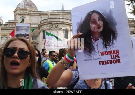 Rom, Italien. September 2023. Iranische Aktivisten markieren ein Jahr seit dem Tod von Mahsa Amini, Rom, Italien, am 16. September 2023. Amini, 22 Jahre alt, starb am 16. September 2022 in Teheran, während er von der Moralpolizei inhaftiert wurde. (Foto: Elisa Gestri/SIPA USA) Credit: SIPA USA/Alamy Live News Stockfoto
