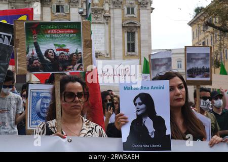Rom, Italien. September 2023. Iranische Aktivisten markieren ein Jahr seit dem Tod von Mahsa Amini, Rom, Italien, am 16. September 2023. Amini, 22 Jahre alt, starb am 16. September 2022 in Teheran, während er von der Moralpolizei inhaftiert wurde. (Foto: Elisa Gestri/SIPA USA) Credit: SIPA USA/Alamy Live News Stockfoto