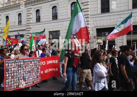 Rom, Italien. September 2023. Iranische Aktivisten markieren ein Jahr seit dem Tod von Mahsa Amini, Rom, Italien, am 16. September 2023. Amini, 22 Jahre alt, starb am 16. September 2022 in Teheran, während er von der Moralpolizei inhaftiert wurde. (Foto: Elisa Gestri/SIPA USA) Credit: SIPA USA/Alamy Live News Stockfoto
