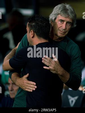 Barcelona, Spanien, 16. September 2023. Spanische LaLiga EA Sports: FC Barcelona gegen Real Betis. Xavi Hernández (Cheftrainer) umarmt Manuel Pellegrini. Quelle: Joan G/Alamy Live News Stockfoto