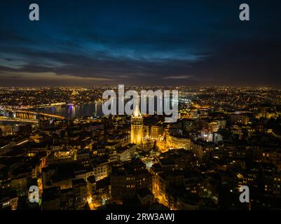 Fantastischer Blick aus der Luft auf die Altstadt bei Nacht. Der beliebte Galata Tower und die umliegenden historischen Gebäude, das Stadtbild im Hintergrund. Istanbul, Türkei Stockfoto