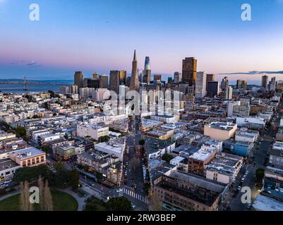 Skyline in der Dämmerung. Luftaufnahme der Gebäude in der Metropole, Wolkenkratzer in der Innenstadt vor dem bunten Himmel. San Francisco, Kalifornien, USA Stockfoto