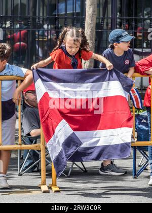 Junge Mädchen entfaltet eine Flagge Costa Ricas während einer Parade zum Unabhängigkeitstag in San José. Stockfoto