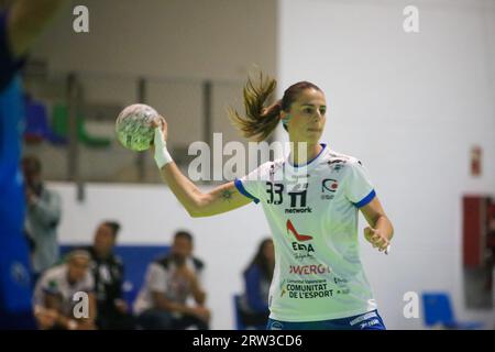 Oviedo, Spanien, 16. September 2023: Elda Prestigio-Spieler Beatriz Escribano (33) mit dem Ball während des 3. Spieltags der Liga Guerreras Iberdrola 2023-24 zwischen Lobas Global ATAC Oviedo und Elda Prestigio, am 16. September 2023, im Florida Arena Municipal Sports Center in Oviedo, Spanien. Quelle: Alberto Brevers / Alamy Live News Stockfoto