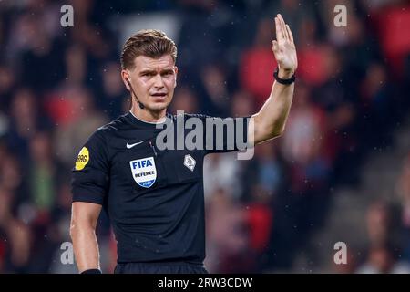 Eindhoven, Niederlande. September 2023. EINDHOVEN, NIEDERLANDE - 16. SEPTEMBER: Schiedsrichter Joey Kooij reagiert während des niederländischen Eredivisie-Spiels zwischen PSV und NEC im Philips Stadion am 16. September 2023 in Eindhoven, Niederlande. (Foto: Boer van den Boom/Orange Pictures) Credit: Orange Pics BV/Alamy Live News Stockfoto