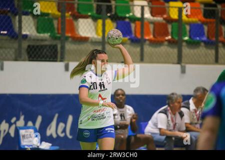 Oviedo, Spanien, 16. September 2023: Elda Prestigio-Spielerin Sofia Clara (20) mit dem Ball während des 3. Spieltags der Liga Guerreras Iberdrola 2023-24 zwischen Lobas Global ATAC Oviedo und Elda Prestigio am 16. September 2023 im Florida Arena Municipal Sports Center in Oviedo, Spanien. Quelle: Alberto Brevers / Alamy Live News Stockfoto