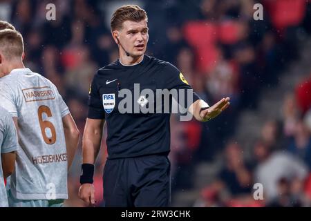 Eindhoven, Niederlande. September 2023. EINDHOVEN, NIEDERLANDE - 16. SEPTEMBER: Schiedsrichter Joey Kooij reagiert während des niederländischen Eredivisie-Spiels zwischen PSV und NEC im Philips Stadion am 16. September 2023 in Eindhoven, Niederlande. (Foto: Boer van den Boom/Orange Pictures) Credit: Orange Pics BV/Alamy Live News Stockfoto