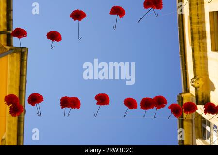 Rote Stadtdekoration in Nîmes. Stockfoto