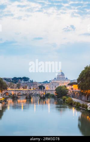 Blick auf den Petersdom in Vatikanstadt und Ponte Vittorio Emanuele II. In der Abenddämmerung des Tibers Stockfoto