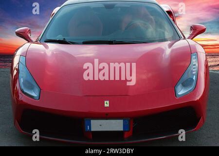 Vorderansicht des Luxusmodells des schnellen Sportwagens Ferrari 488 GTB, platziert auf einem malerischen Hintergrund des Sonnenuntergangs, Rom, Italien Februar 20,2023 Stockfoto