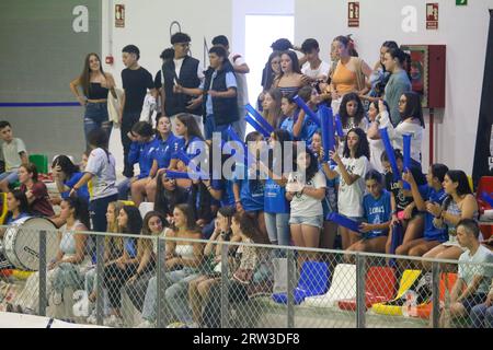 Oviedo, Spanien, 16. September 2023: Die Fans von Lobas Global ATAC Oviedo jubeln während des 3. Spieltags der Liga Guerreras Iberdrola 2023-24 zwischen Lobas Global ATAC Oviedo und Elda Prestigio am 16. September 2023 in der Sports Center Municipal Florida Arena in Oviedo, Spanien. Quelle: Alberto Brevers / Alamy Live News Stockfoto