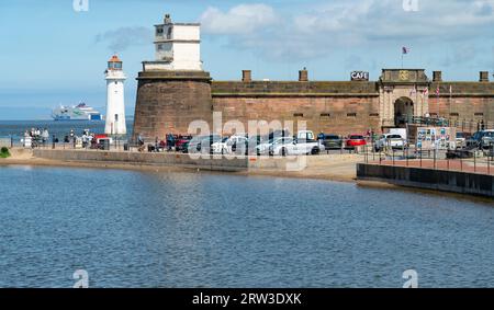 Fort Perch Rock, New Brighton Lighthouse und Birkenhead nach Belfast Ferry an der Mündung des Mersey, im Mai 2023. Stockfoto