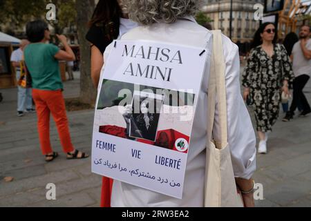 Manifestation à Paris pour le 1er anniversaire de la mort de Mahsa Amini en Iran.plusieurs centaines de personnes au départ du cortège à la Bastille Stockfoto