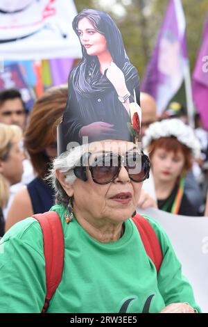 Manifestation à Paris pour le 1er anniversaire de la mort de Mahsa Amini en Iran.plusieurs centaines de personnes au départ du cortège à la Bastille Stockfoto