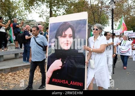 Manifestation à Paris pour le 1er anniversaire de la mort de Mahsa Amini en Iran.plusieurs centaines de personnes au départ du cortège à la Bastille Stockfoto