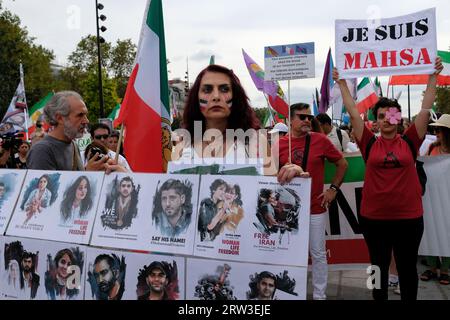 Manifestation à Paris pour le 1er anniversaire de la mort de Mahsa Amini en Iran.plusieurs centaines de personnes au départ du cortège à la Bastille Stockfoto