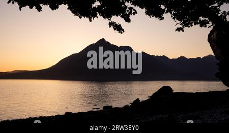 Cullin Hills ab Elgol Beach Sundown Stockfoto