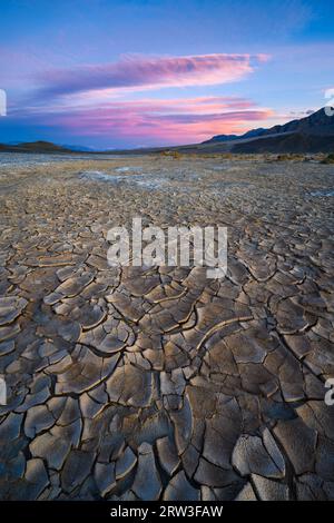 Matschfliesen in Mesquite Flats im Death Valley National Park, Kalifornien. Stockfoto