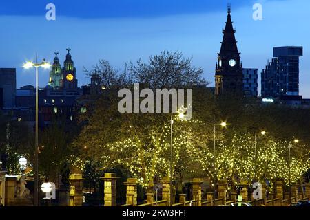 Das Royal Liver Building (Liverpool) von der William Brown Street, auch das Municipal Building (Dale Street) auf der rechten Seite. Bild aufgenommen im Mai 2018. Stockfoto