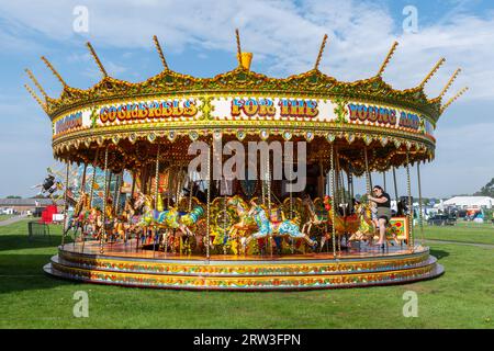 September 2023. Newbury Show kehrte heute zum ersten Mal seit der Pandemie zurück. Die Veranstaltung fand am Wochenende des 16. Und 17. September auf dem Newbury Showground, Berkshire, England, nach einer dreijährigen Lücke statt. Die Show, auch Royal County of Berkshire Show genannt, wurde von der Newbury & District Agricultural Society organisiert und war gut besucht. Ein traditioneller Karussell oder Kreisverkehr mit Pferden auf und ab auf dem Messegelände. Stockfoto