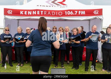 September 2023. Newbury Show kehrte heute zum ersten Mal seit der Pandemie zurück. Die Veranstaltung fand am Wochenende des 16. Und 17. September auf dem Newbury Showground, Berkshire, England, nach einer dreijährigen Lücke statt. Die Show, auch Royal County of Berkshire Show genannt, wurde von der Newbury & District Agricultural Society organisiert und war gut besucht. Der Gemeinderechor rief zum Singen auf Stockfoto