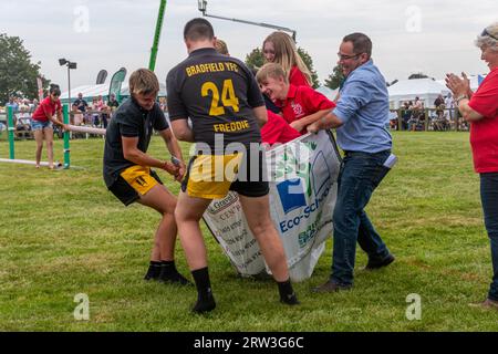 September 2023. Newbury Show kehrte heute zum ersten Mal seit der Pandemie zurück. Die Veranstaltung fand am Wochenende des 16. Und 17. September auf dem Newbury Showground, Berkshire, England, nach einer dreijährigen Lücke statt. Die Show, auch Royal County of Berkshire Show genannt, wurde von der Newbury & District Agricultural Society organisiert und war gut besucht. Die Mitglieder der Young Farmers Clubs aus Bradfield und Newbury haben Fun-Wettbewerbe. Stockfoto