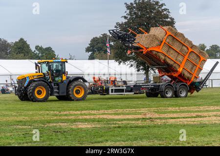 September 2023. Newbury Show kehrte heute zum ersten Mal seit der Pandemie zurück. Die Veranstaltung fand am Wochenende des 16. Und 17. September auf dem Newbury Showground, Berkshire, England, nach einer dreijährigen Lücke statt. Die Show, auch Royal County of Berkshire Show genannt, wurde von der Newbury & District Agricultural Society organisiert und war gut besucht. Strohkriege-Wettbewerb in der Haupthalle, bei dem Landwirte darum konkurrieren, Strohballen mit schweren Landmaschinen zu stapeln. Stockfoto