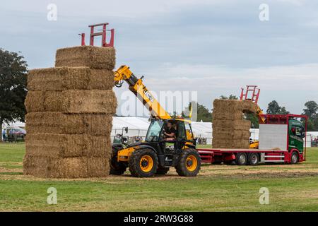 September 2023. Newbury Show kehrte heute zum ersten Mal seit der Pandemie zurück. Die Veranstaltung fand am Wochenende des 16. Und 17. September auf dem Newbury Showground, Berkshire, England, nach einer dreijährigen Lücke statt. Die Show, auch Royal County of Berkshire Show genannt, wurde von der Newbury & District Agricultural Society organisiert und war gut besucht. Strohkriege-Wettbewerb in der Haupthalle, bei dem Landwirte darum konkurrieren, Strohballen mit schweren Landmaschinen zu stapeln. Stockfoto