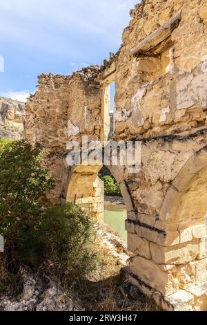 Alte vernachlässigte Ruinen, Steinmauern des Klosters unserer Lieben Frau von den Engeln des Hoz im Naturreservat Hoces del Rio Duraton, Spanien. Stockfoto