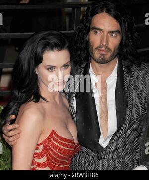 MIAMI BEACH, FL - DEZEMBER 31: Russell Brand hat die Scheidung von Katy Perry beantragt. TMZ hat gelernt. In den in L.A. eingereichten Dokumenten zitiert Brand „Unversöhnliche Unterschiede“. Die beiden heirateten am 23. Oktober 2010 in Indien. Sie haben keine Kinder. Die Scheidungsdokumente sagen, dass es "Gemeinschafts-Vermögen" gibt -- es ist ein Zeichen, dass es vielleicht keinen Ehevertrag gibt, oder wenn es einen gibt, deckt es nicht alle Einnahmen und andere Vermögenswerte ab, die sie angehäuft haben. Die Dokumente geben kein Datum an, an dem das Paar getrennt wurde. Russell hat eine Erklärung veröffentlicht, in der es heißt: "Leider beenden Katy und ich unsere Ehe. Ich werde sie immer verehren und Stockfoto