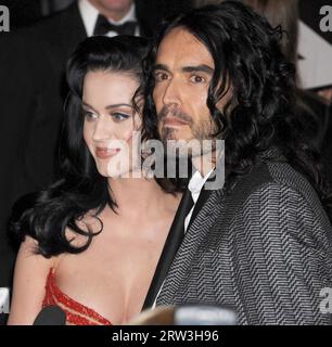 MIAMI BEACH, FL - DEZEMBER 31: Russell Brand hat die Scheidung von Katy Perry beantragt. TMZ hat gelernt. In den in L.A. eingereichten Dokumenten zitiert Brand „Unversöhnliche Unterschiede“. Die beiden heirateten am 23. Oktober 2010 in Indien. Sie haben keine Kinder. Die Scheidungsdokumente sagen, dass es "Gemeinschafts-Vermögen" gibt -- es ist ein Zeichen, dass es vielleicht keinen Ehevertrag gibt, oder wenn es einen gibt, deckt es nicht alle Einnahmen und andere Vermögenswerte ab, die sie angehäuft haben. Die Dokumente geben kein Datum an, an dem das Paar getrennt wurde. Russell hat eine Erklärung veröffentlicht, in der es heißt: "Leider beenden Katy und ich unsere Ehe. Ich werde sie immer verehren und Stockfoto