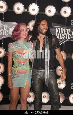 MIAMI BEACH, FL - DEZEMBER 31: Russell Brand hat die Scheidung von Katy Perry beantragt. TMZ hat gelernt. In den in L.A. eingereichten Dokumenten zitiert Brand „Unversöhnliche Unterschiede“. Die beiden heirateten am 23. Oktober 2010 in Indien. Sie haben keine Kinder. Die Scheidungsdokumente sagen, dass es "Gemeinschafts-Vermögen" gibt -- es ist ein Zeichen, dass es vielleicht keinen Ehevertrag gibt, oder wenn es einen gibt, deckt es nicht alle Einnahmen und andere Vermögenswerte ab, die sie angehäuft haben. Die Dokumente geben kein Datum an, an dem das Paar getrennt wurde. Russell hat eine Erklärung veröffentlicht, in der es heißt: "Leider beenden Katy und ich unsere Ehe. Ich werde sie immer verehren und Stockfoto