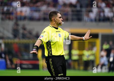 Mailand, Italien. September 2023. Simone Sozza (Schiedsrichter) während des italienischen Meisterschafts-A-Fußballspiels zwischen dem FC Internazionale und dem AC Mailand am 16. September 2023 im Giuseppe Meazza Stadion in Mailand, Italien. Quelle: Luca Rossini/E-Mage/Alamy Live News Stockfoto