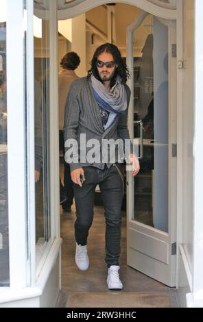 London, Großbritannien. Dezember 2011 29. LONDON, ENGLAND - DEZEMBER 29: Ein düster aussehender Russell Brand verbringt seine Zeit ständig am Telefon, während er im Londoner West End herumläuft, ohne seinen Ehering anzuziehen. Brand steht derzeit vor Gerüchten über eine Trennung von Katy Perry, einer Songstress-Frau. Am 29. Dezember 2011 in London. People: Russell Brand Credit: Storms Media Group/Alamy Live News Stockfoto