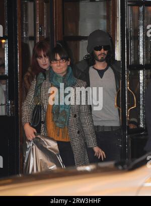 London, Großbritannien. Dezember 2011 31. LONDON, ENGLAND - DEZEMBER 31: Russell Brand verlässt das Savoy Hotel in London. Auf dem Bild ist auch Florence Welch von der Popband Florence and the Machine zu sehen. Russell hat soeben bekannt gegeben, dass er am 31. Dezember 2011 in London, England, die Scheidung gegen seine Frau Katy Perry beantragt hat People: Russell Brand Credit: Storms Media Group/Alamy Live News Stockfoto