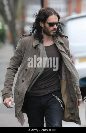 London, Großbritannien. Dezember 2011 30. LONDON, ENGLAND - DEZEMBER 30: Der britische Komiker und Schauspieler Russell Brand wurde gesichtet, als er seine Freunde heute in North London verließ. Russell war heute besser auf die Kameras vorbereitet und versteckte seinen Eheringfinger in seiner Jackentasche. Wir haben jedoch einen Blick auf einen Finger ohne Ehering geworfen, als er seine Hand herausnahm, als er sich seiner Autotür näherte. Brand steht derzeit vor Gerüchten über eine Trennung von Katy Perry, einer Songstress-Frau. Am 30. Dezember 2011 in London. People: Russell Brand Credit: Storms Media Group/Alamy Live News Stockfoto