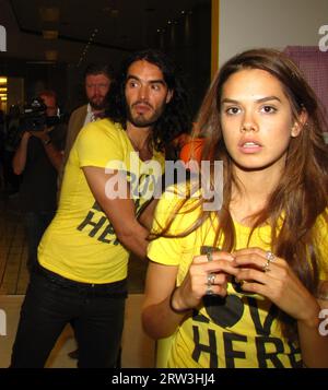 LOS ANGELES, KALIFORNIEN - MAI 27: Russell Brand begrüßt Gäste in seinem Pop-up-Laden BUY LOVE HERE am 27. Mai 2010 in Los Angles, Kalifornien. People: Russell Brand Credit: Storms Media Group/Alamy Live News Stockfoto