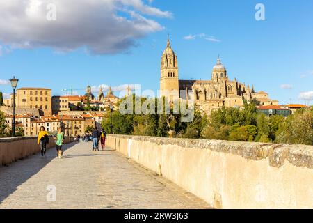 Salamanca, Spanien, 06.10.21. Die Römische Brücke Salamanca (Puente Romano de Salamanca) über den Fluss Tormes mit der Kathedrale Salamanca im Hintergrund. Stockfoto