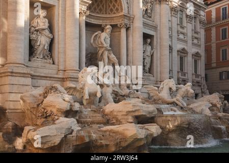 Der berühmte barocke Trevi-Brunnen aus dem 18. Jahrhundert in Rom, Italien. Stockfoto