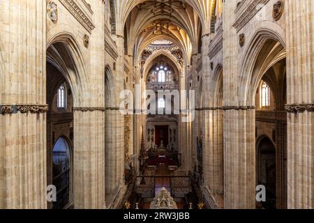 Salamanca, Spanien, 06.10.21. Catedral Vieja de Santa Maria de la Sede de Salamanca (Alte Kathedrale) Innenansicht des Hauptschiffes mit dekorativem Stein V Stockfoto