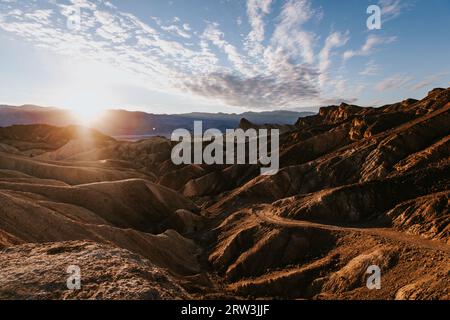 Sonnenuntergang am Zabriskie Point, Death Valley California, der den Weg zeigt, der in die vielen „Finger“ der Landschaft führt. Stockfoto
