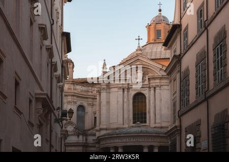 Geschwungene Portikusfassade der historischen Kirche Chiesa di Santa Maria della Pace aus dem 15. Jahrhundert in Rom, Italien. Stockfoto