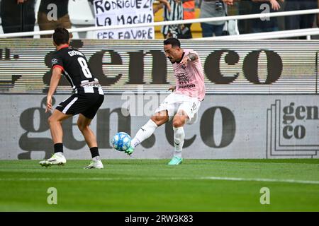 Ascoli Piceno, Italien. September 2023. Palermo F.C.â&#x80;&#x99;s Francesco Di Mariano während des italienischen BKT-Fußballspiels Ascoli Calcio gegen Palermo F.C. im Stadio Cino e Lillo Del Duca Stadium, Ascoli Piceno, Italien, 16. September 2023 Credit: Independent Photo Agency/Alamy Live News Stockfoto