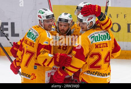 Lausanne, Schweiz. Juni 2023. Das SCL Tiges Team feiert während des Spiels des 3. Tages der Schweizerischen Nationalliga 203-2024 in der Waadtländer Arena in Lausanne zwischen Lausanne HC und den SCL Tigers. (Foto: Eric Dubost/SIPA USA) Credit: SIPA USA/Alamy Live News Stockfoto